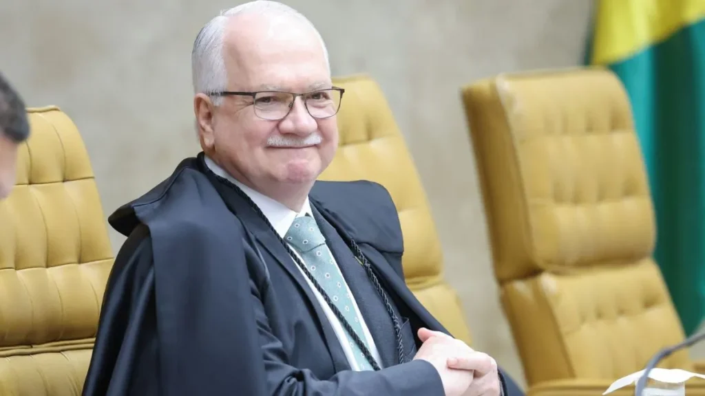 ustice Edson Fachin smiling during a Supreme Court session in Brasília, representing the Judiciary's role in the 2026 political realignment.