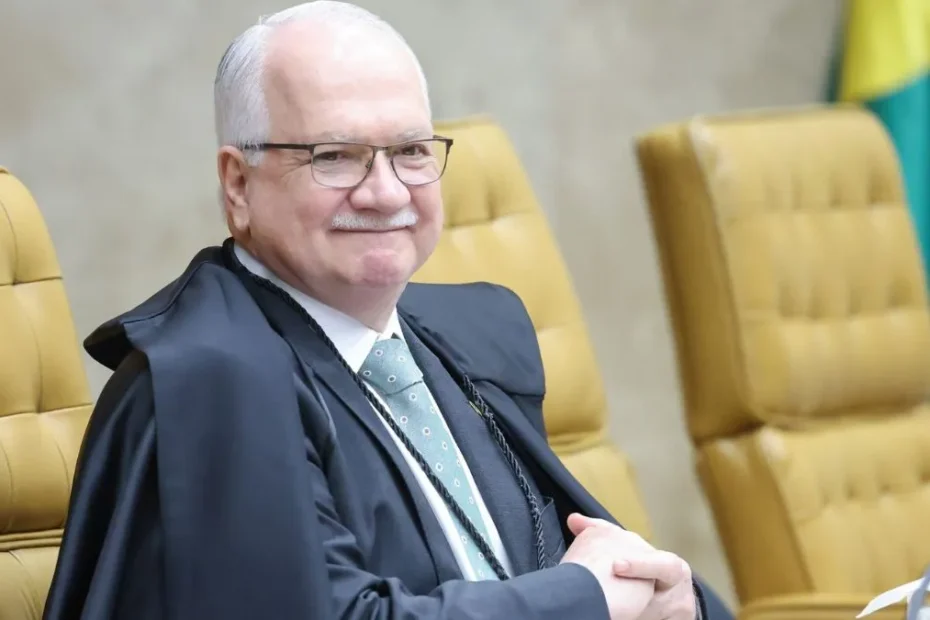 ustice Edson Fachin smiling during a Supreme Court session in Brasília, representing the Judiciary's role in the 2026 political realignment.